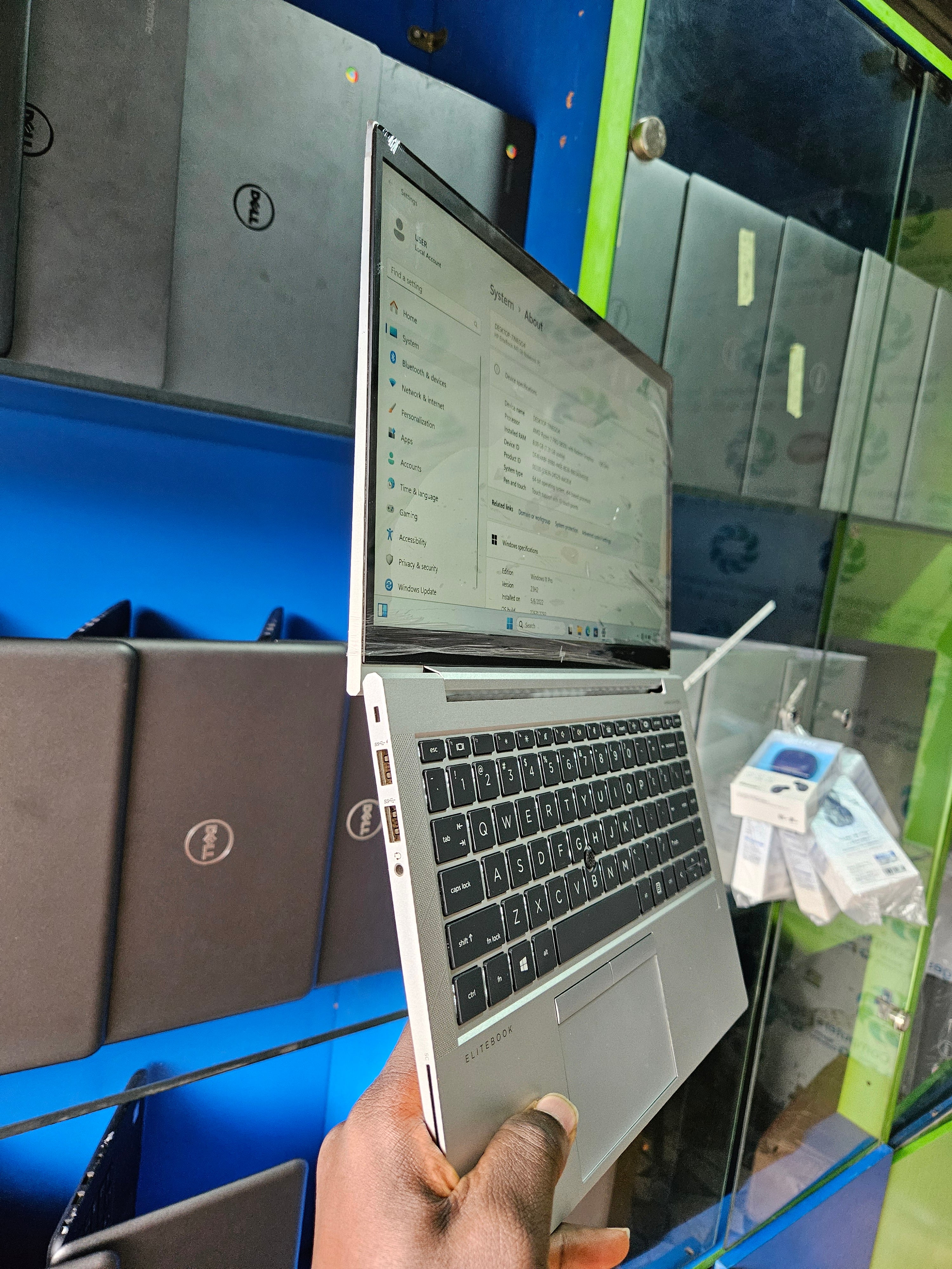 Hp elitebook 845 g8 Ryzen 7 pro 8gb 256SSD touch screen and finger print